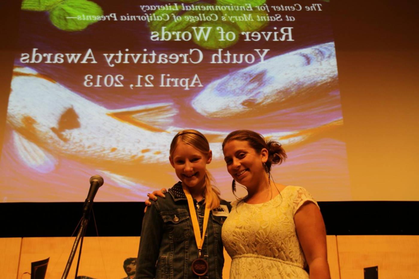 Anne Atwell McLeod, teacher, 和 award-winning student at the 2013 文字之河 Ceremony 